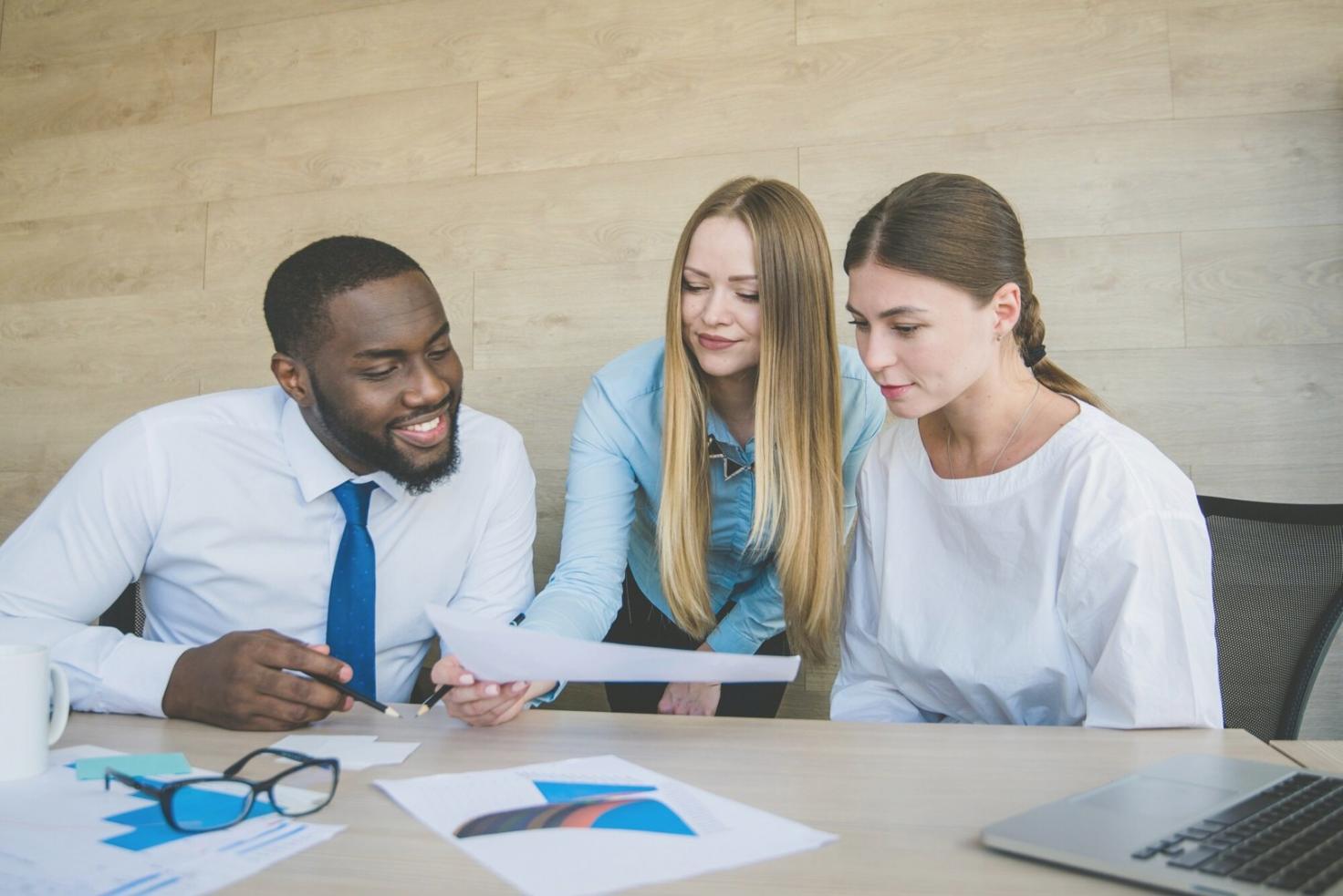 Teamwork und Beratungsgespräche in professionellem Umfeld